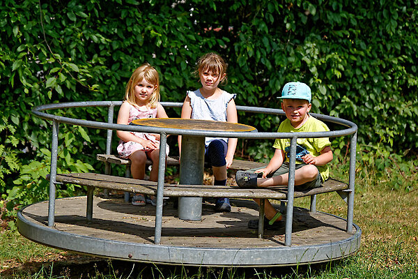 Spielplatz mit Karusell im Bayerischen Wald